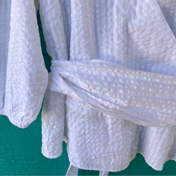 WHITE SEERSUCKER WRAP SURPLICE PUFF SLEEVE BLOUSE TOP SIZE SMALL NWT - Picture 4 of 10